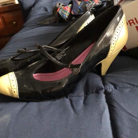 Patent leather cap toed Mary Jane heels - Picture 2 of 4